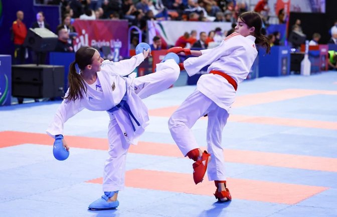 Karateka Nives Podvorec (links) setzt im Kampf zu einem hohen Tritt gegen ihre Gegnerin an.<span class='image-autor'>Shotokan Esslingen</span>