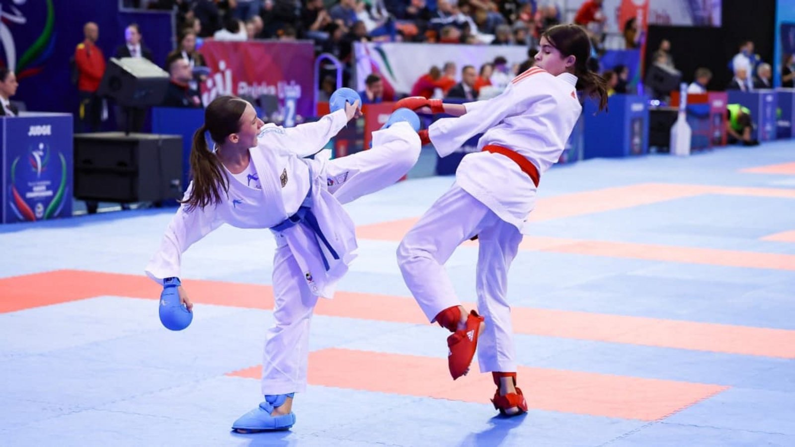 Karateka Nives Podvorec (links) setzt im Kampf zu einem hohen Tritt gegen ihre Gegnerin an.Shotokan Esslingen Karateka Nives Podvorec (links) setzt im Kampf zu einem hohen Tritt gegen ihre Gegnerin an.Shotokan Esslingen