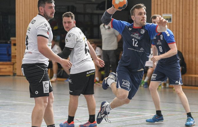 Tobias Rothacker (Zweiter von rechts) hütet normalerweise das Tor des TSV Oberriexingen. Da aber viele Spieler aus dem Mittelblock fehlten, stellte ihn Trainer Hans Schuster ins Feld. Als Kreisläufer steuerte er fünf Treffer zum Sieg gegen die Handballregion Bottwar SG III bei.  <span class='image-autor'>Foto: Leitner</span>
