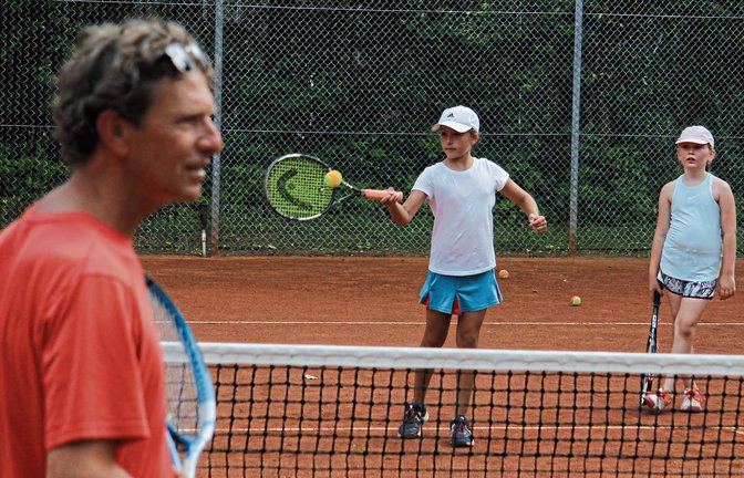 Schafft es Lina (Mitte), den Ball vier Mal über das Netz zu spielen, ohne einen Fehler zu begehen, stimmt Trainer Valentin Karius (links) ein Lied an. Foto: Nachreiner