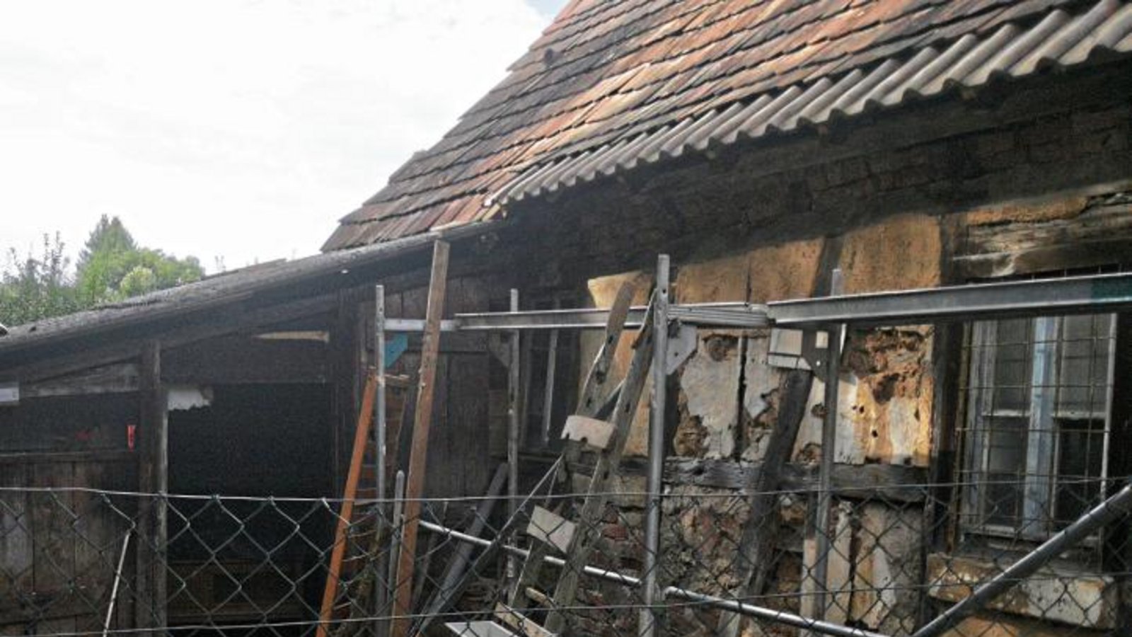 Das verfallene Herzenhäusle an der Schmie entgeht vorerst noch dem Abbruch. Foto: p Das verfallene Herzenhäusle an der Schmie entgeht vorerst noch dem Abbruch. Foto: p