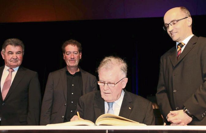 Festredner Erwin Teufel trägt sich in das goldene Buch der Gemeinde Illingen ein; von links stehend die Gemeinderäte Johann Sturm, Peter Pförsich und Bürgermeister Harald Eiberger. Fotos: Bögel