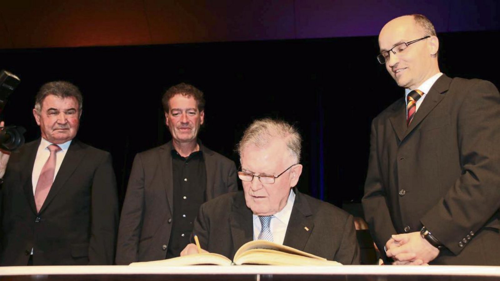 Festredner Erwin Teufel trägt sich in das goldene Buch der Gemeinde Illingen ein; von links stehend die Gemeinderäte Johann Sturm, Peter Pförsich und Bürgermeister Harald Eiberger. Fotos: Bögel Festredner Erwin Teufel trägt sich in das goldene Buch der Gemeinde Illingen ein; von links stehend die Gemeinderäte Johann Sturm, Peter Pförsich und Bürgermeister Harald Eiberger. Fotos: Bögel