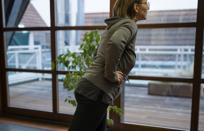 Wer mag, kann bei dem Kurs zusätzliche Übungen mit dem Fitnessband machen.  <span class='image-autor'>Foto: Herth</span>