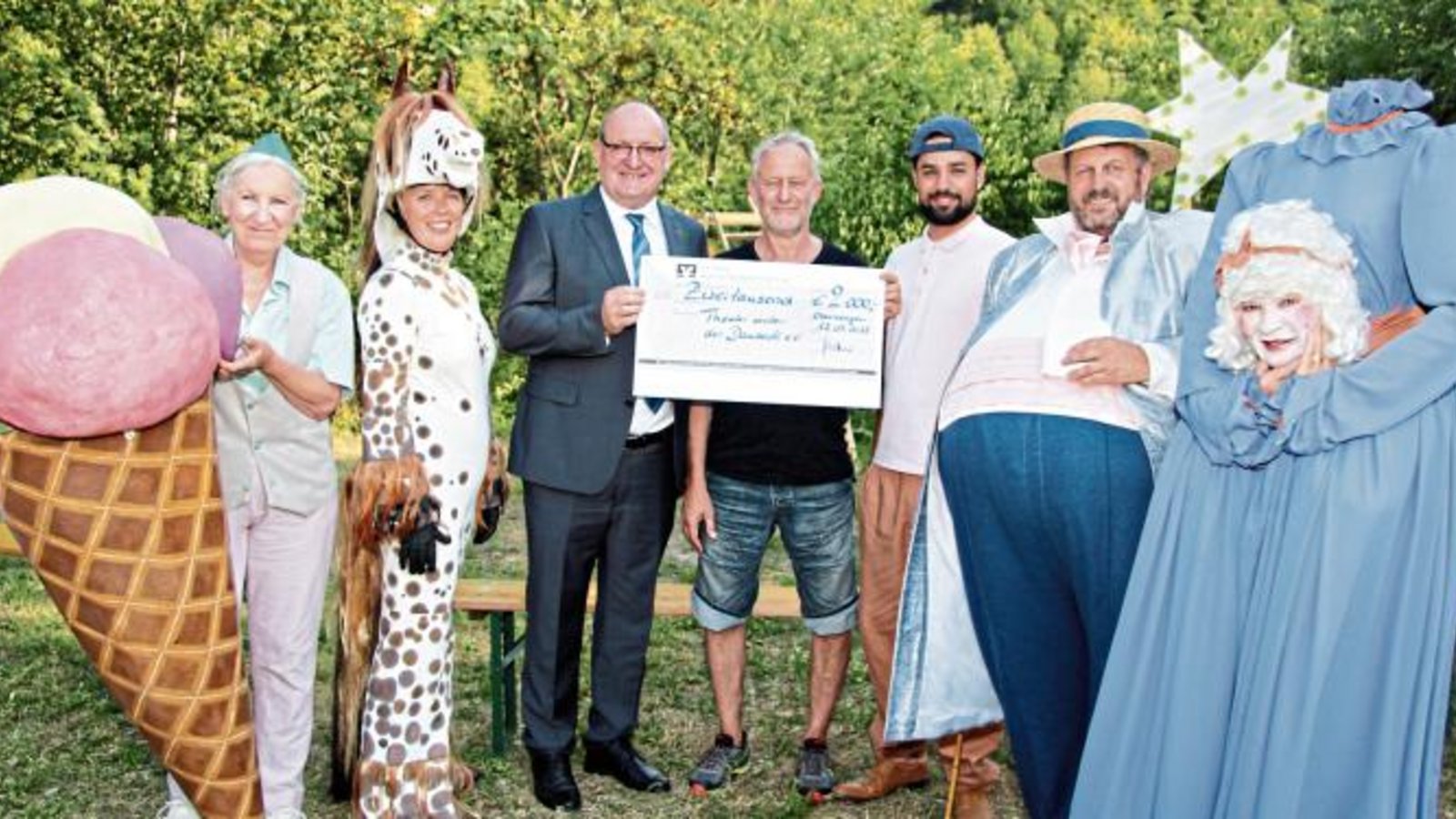 Klaus Schönthaler von der VR-Bank (Dritter von links) überreichte die Spende. Foto: Gergen Klaus Schönthaler von der VR-Bank (Dritter von links) überreichte die Spende. Foto: Gergen
