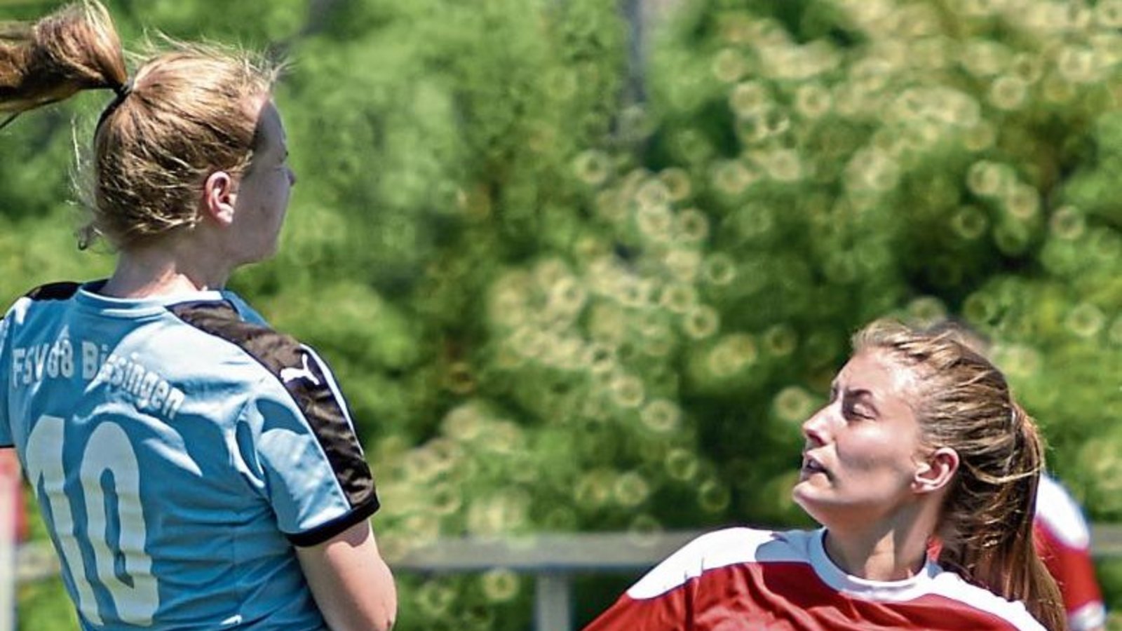 Die Horrheimerinnen (rechts Juliane Friedmann) hatten das Nachsehen, als Larissa Reinschmiedt und ihre Bissinger Mitspielerinnen den Vorsprung ins Ziel retteten. Foto: Leitner Die Horrheimerinnen (rechts Juliane Friedmann) hatten das Nachsehen, als Larissa Reinschmiedt und ihre Bissinger Mitspielerinnen den Vorsprung ins Ziel retteten. Foto: Leitner