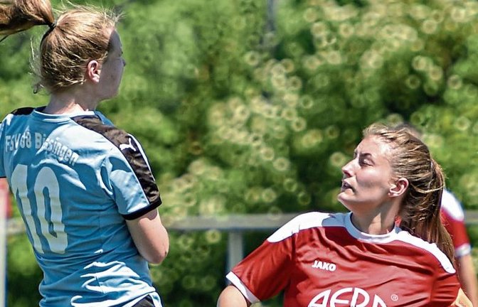 Die Horrheimerinnen (rechts Juliane Friedmann) hatten das Nachsehen, als Larissa Reinschmiedt und ihre Bissinger Mitspielerinnen den Vorsprung ins Ziel retteten. Foto: Leitner
