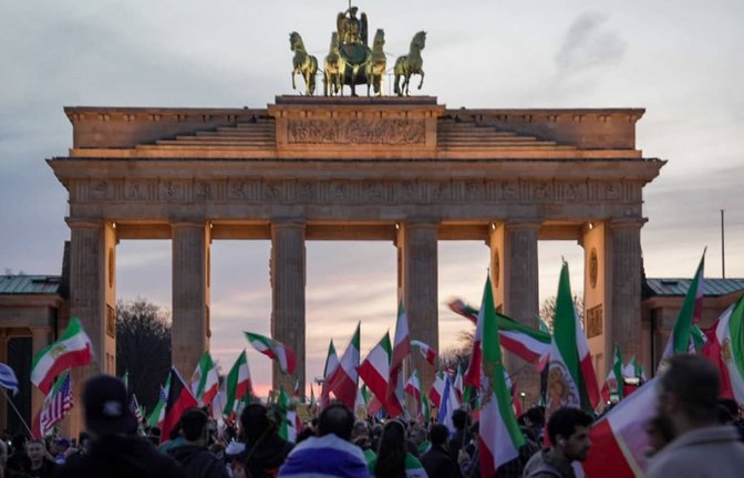 Kundgebung der iranischen Opposition am Brandenburger Tor.<span class='image-autor'>IMAGO/Alon David</span>