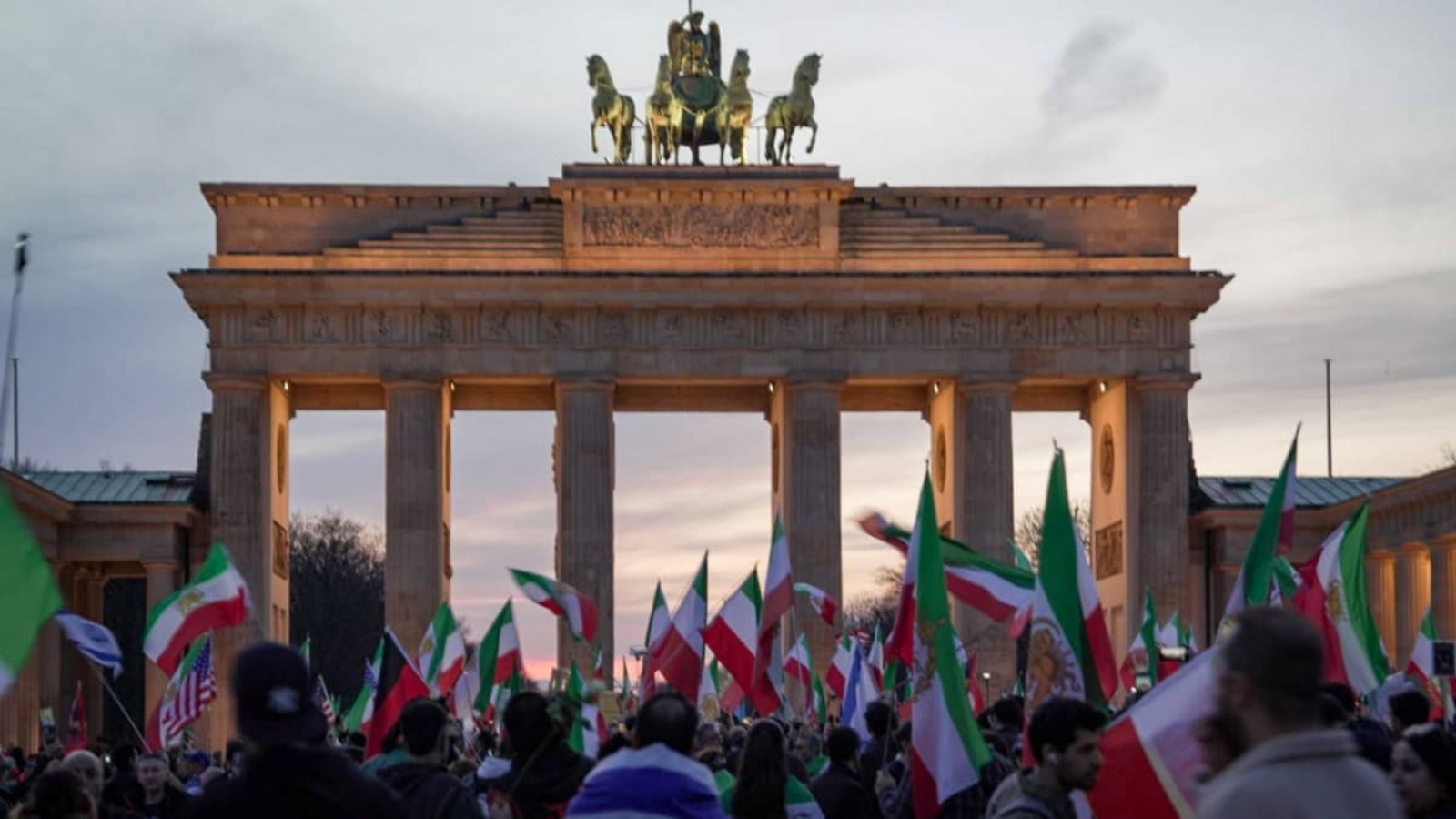 Kundgebung der iranischen Opposition am Brandenburger Tor.IMAGO/Alon David Kundgebung der iranischen Opposition am Brandenburger Tor.IMAGO/Alon David