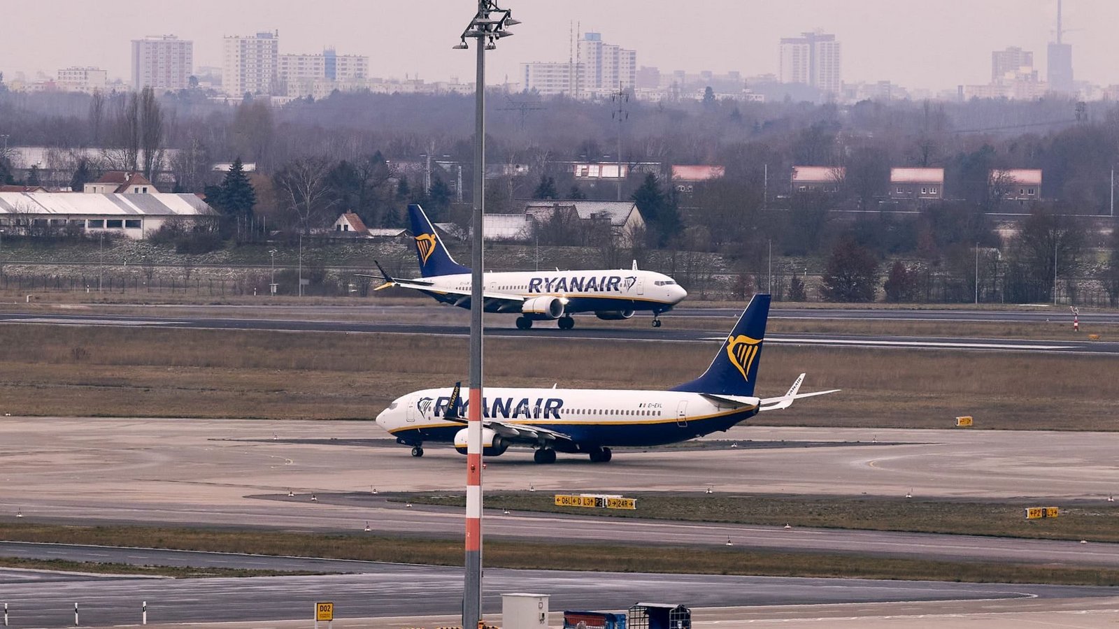 Bei einem Ryanair-Flug brach unterwegs eine Scheibe, Passagieren zufolge geriet ein Passagier in Not. (Archivbild)Jörg Carstensen/dpa Bei einem Ryanair-Flug brach unterwegs eine Scheibe, Passagieren zufolge geriet ein Passagier in Not. (Archivbild)Jörg Carstensen/dpa