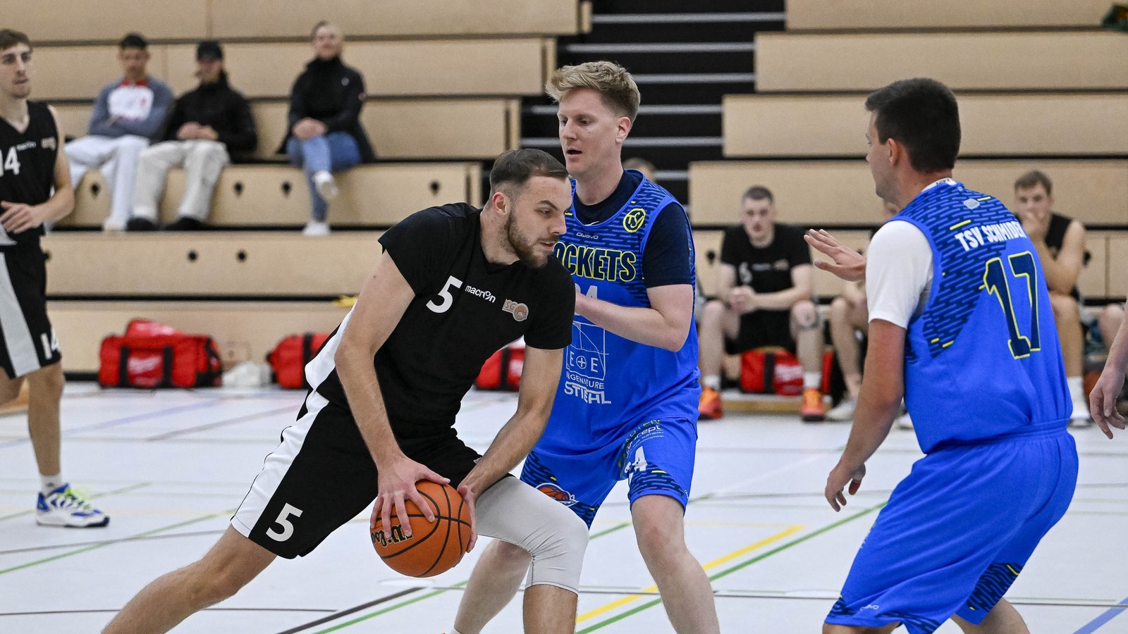 Auch von zwei Gegenspielern war Deividias Sersenis (links) nur selten zu stoppen. Foto: Leitner