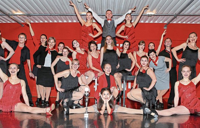 Die Schlusspose der WM-Choreografie der Stuttgarter Stepptänzer. Für die deutsche Meisterschaft wird sich die Choreografin Sylvia Wilke (Achte von rechts) etwas Neues ausdenken. Fotos: Baumann