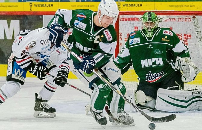 Bietigheims Rene Schoofs (Mitte) klärt nach einem Abpraller von Goalie Sinisa Martinovic (rechts) vor Landshuts Marco Sedlar.  Foto: Simecek