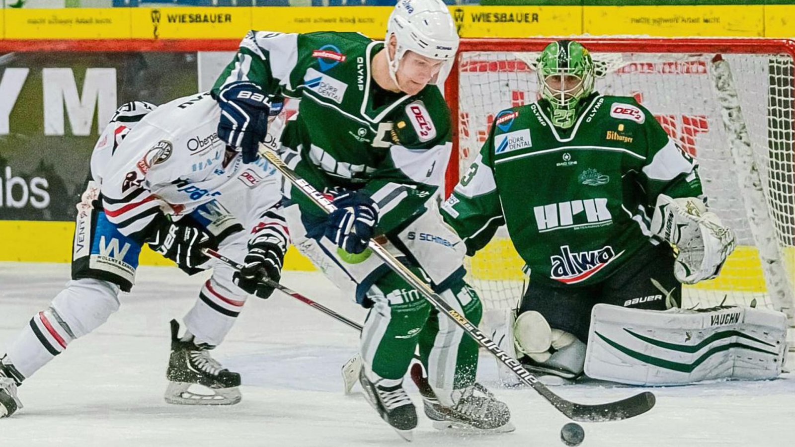 Bietigheims Rene Schoofs (Mitte) klärt nach einem Abpraller von Goalie Sinisa Martinovic (rechts) vor Landshuts Marco Sedlar. Foto: Simecek Bietigheims Rene Schoofs (Mitte) klärt nach einem Abpraller von Goalie Sinisa Martinovic (rechts) vor Landshuts Marco Sedlar. Foto: Simecek