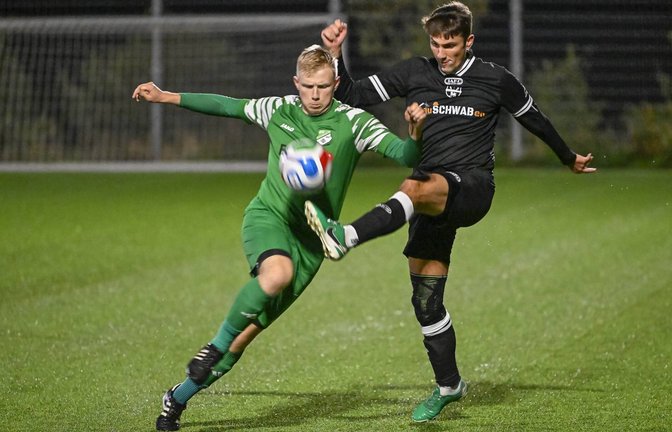 SV Iptingenl (grüner Dress) - SGM EnzVaihingenII, 08.10.2026,<br>Fußball, Männer, Kreisliga B6, Enz-Murr, Saison 2026 / 2027,<br>Nico Wäbisch (SGM Vaihingen/Enzweihingen II, #16) klärt vor Alexander Huber (SV Iptingen, #11), Foto: Leitner