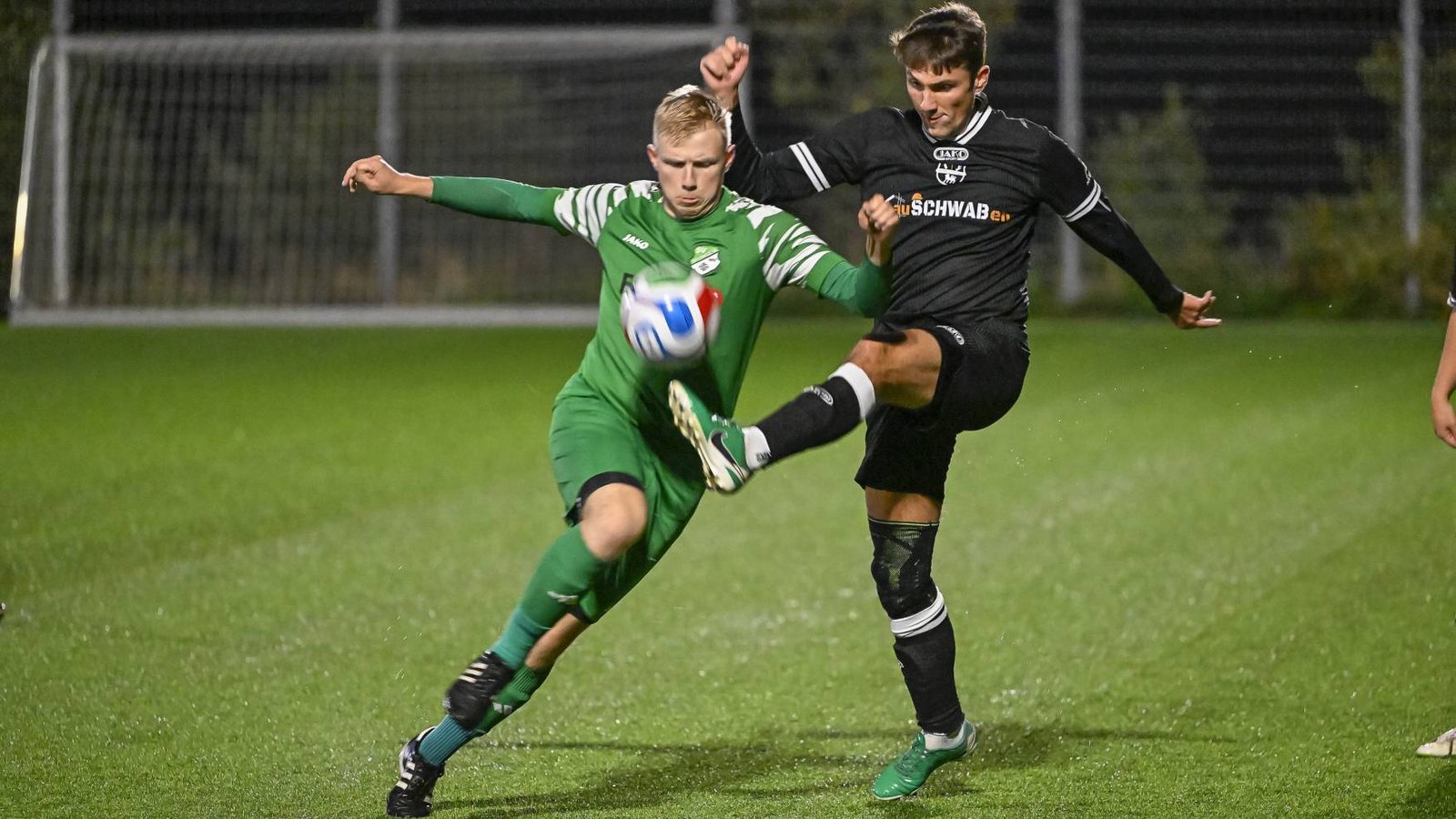 SV Iptingenl (grüner Dress) - SGM EnzVaihingenII, 08.10.2026,<br>Fußball, Männer, Kreisliga B6, Enz-Murr, Saison 2026 / 2027,<br>Nico Wäbisch (SGM Vaihingen/Enzweihingen II, #16) klärt vor Alexander Huber (SV Iptingen, #11), Foto: Leitner