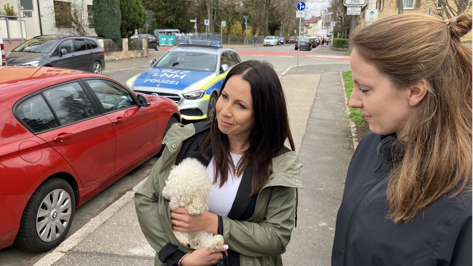 Jana Hoger (links) von der Tierrechtsorganisation Peta hat sich dem Besitzer des Welpen bis zum Eintreffen der Polizei als Kaufinteressentin ausgegeben.Foto: Florian Dürr