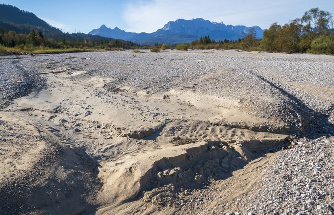 Klimakrisen, wie sie der Roman „Tomorrow Land“ in der Zukunft inszeniert, sind schon jetzt zu erleben: wasserlose Isar im Sommer 2024.<span class='image-autor'>Foto: IMAGO/Wolfilser</span>