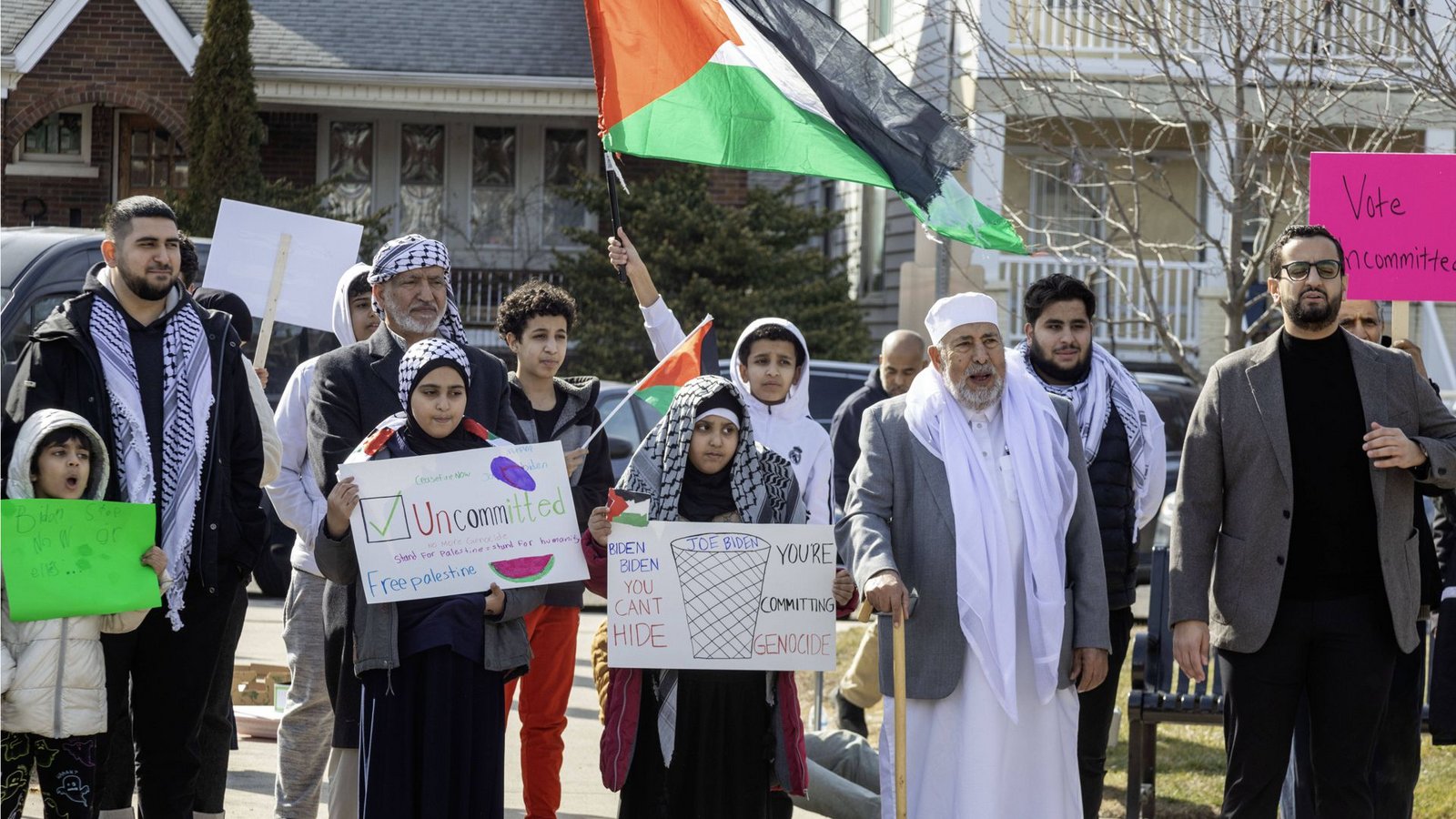 In den Tagen vor der Wahl gingen viele Menschen im Bundesstaat Michigan auf die Straße, um gegen den Nahost-Kurs der Biden-Regierung zu protestieren.Foto: imago///Jim West In den Tagen vor der Wahl gingen viele Menschen im Bundesstaat Michigan auf die Straße, um gegen den Nahost-Kurs der Biden-Regierung zu protestieren.Foto: imago///Jim West