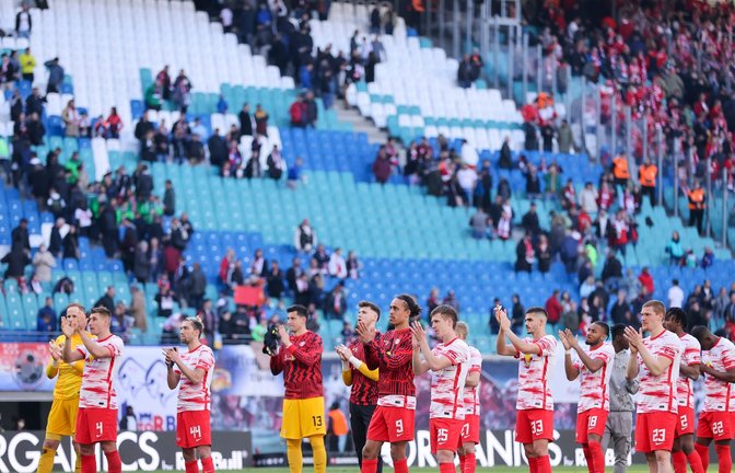 Leipzigs Spieler bedanken sich nach der 1:2-Niederlage bei den Fans.<span class='image-autor'>Foto: Jan Woitas/dpa</span>