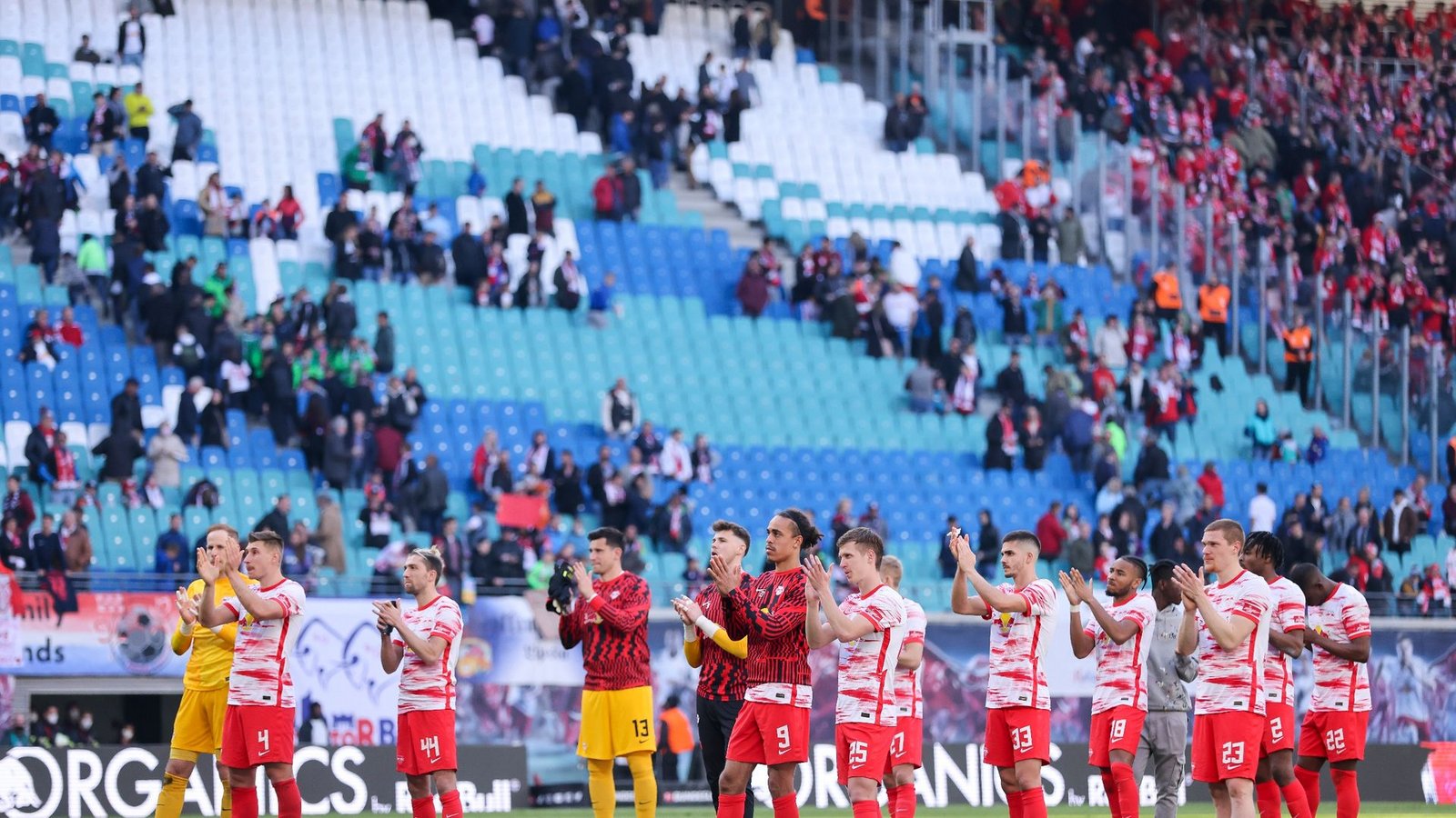 Leipzigs Spieler bedanken sich nach der 1:2-Niederlage bei den Fans.Foto: Jan Woitas/dpa