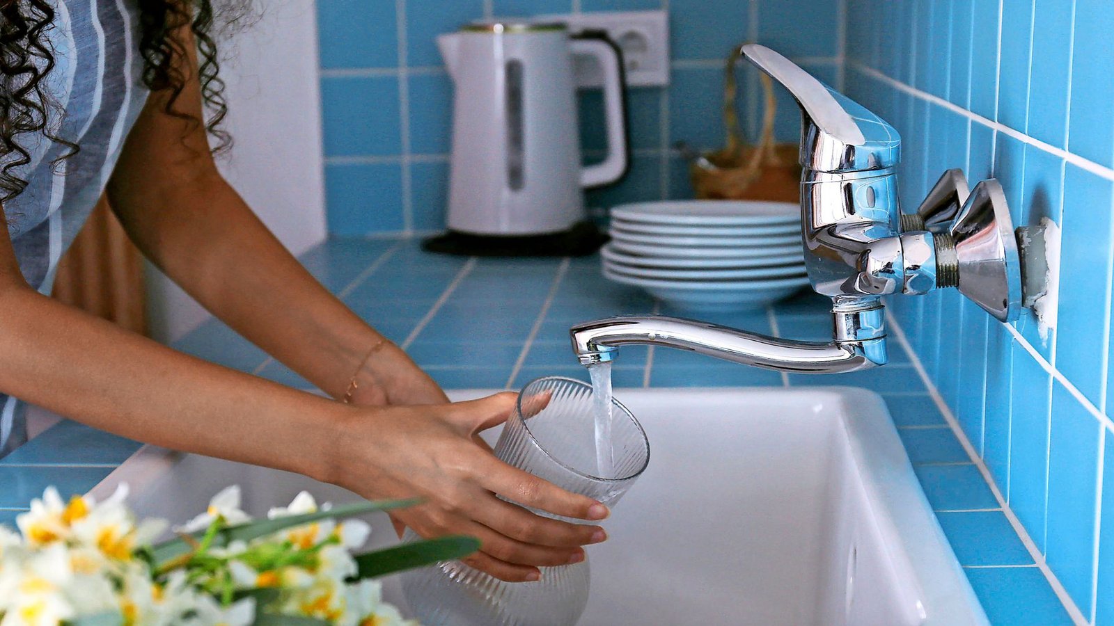 Je nach Wohnort kostet Trinkwasser unterschiedlich viel. Bereits benachbarte Gemeinden könnten starke Preisunterschiede haben. (Symbolbild)Foto: IMAGO//Evrymmnt
