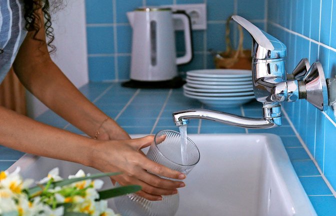 Je nach Wohnort kostet Trinkwasser unterschiedlich viel. Bereits benachbarte Gemeinden könnten starke Preisunterschiede haben. (Symbolbild)<span class='image-autor'>Foto: IMAGO//Evrymmnt</span>