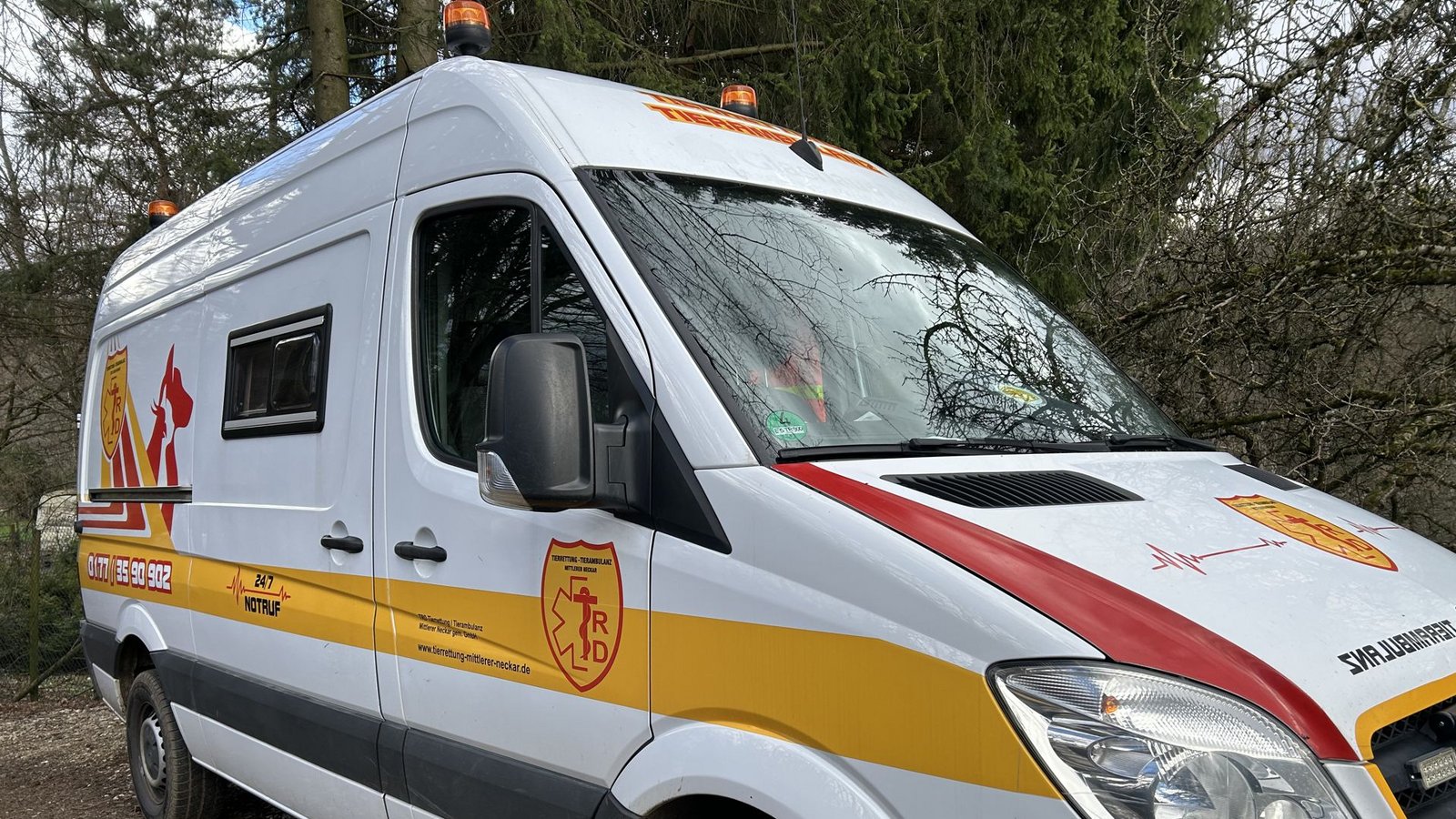 Neben diesem Tierrettungswagen verfügt Jürgen Völker auch über einen Rettungswagen mit Sauerstoffgerät und weiterer medizinischer Einsatzausrüstung.Foto: StZN/Hartmann