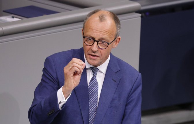 Unionskanzlerkandidat Friedrich Merz spricht im Bundestag.<span class='image-autor'>Foto: imago/Metodi Popow</span>