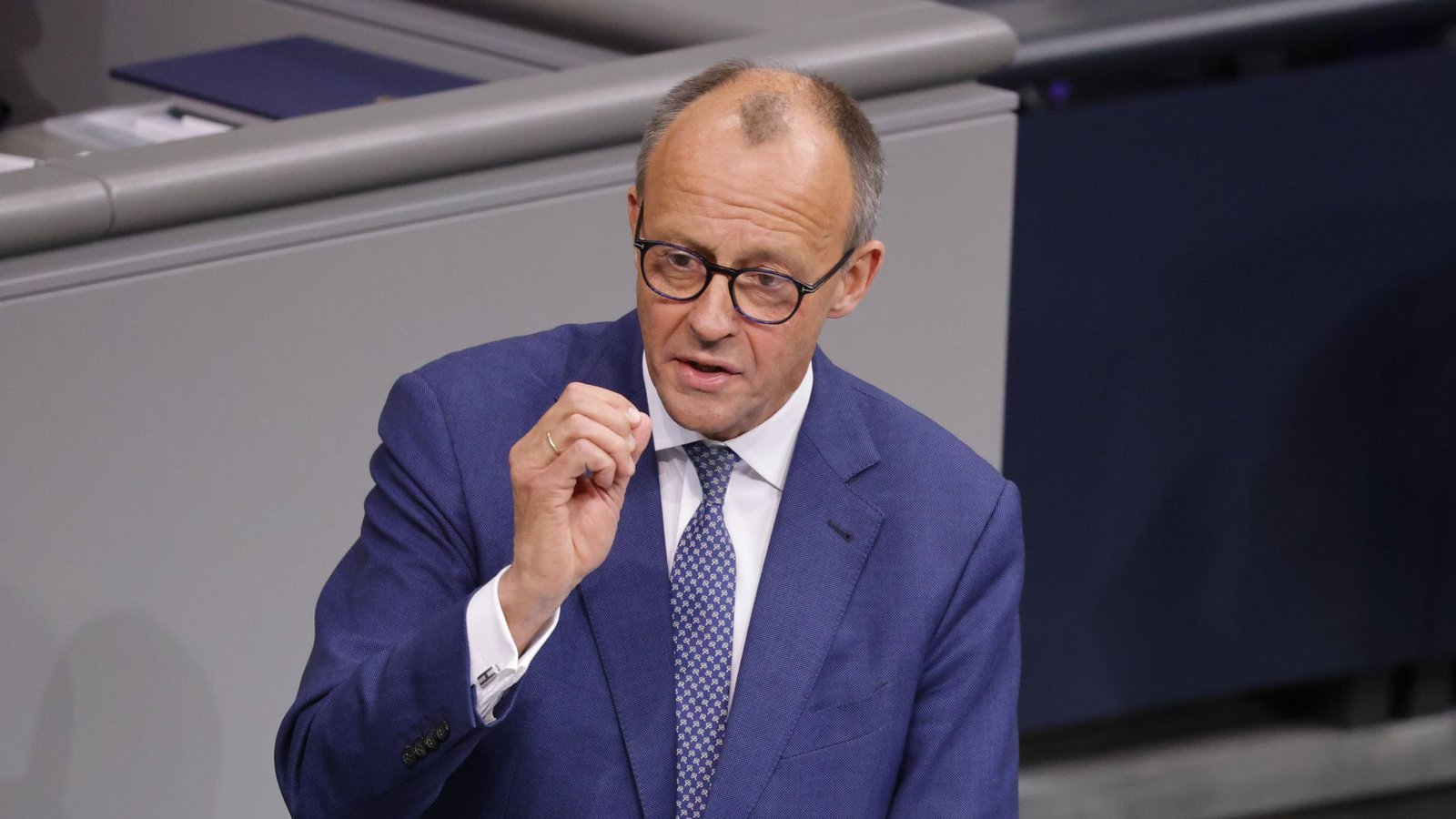 Unionskanzlerkandidat Friedrich Merz spricht im Bundestag.Foto: imago/Metodi Popow