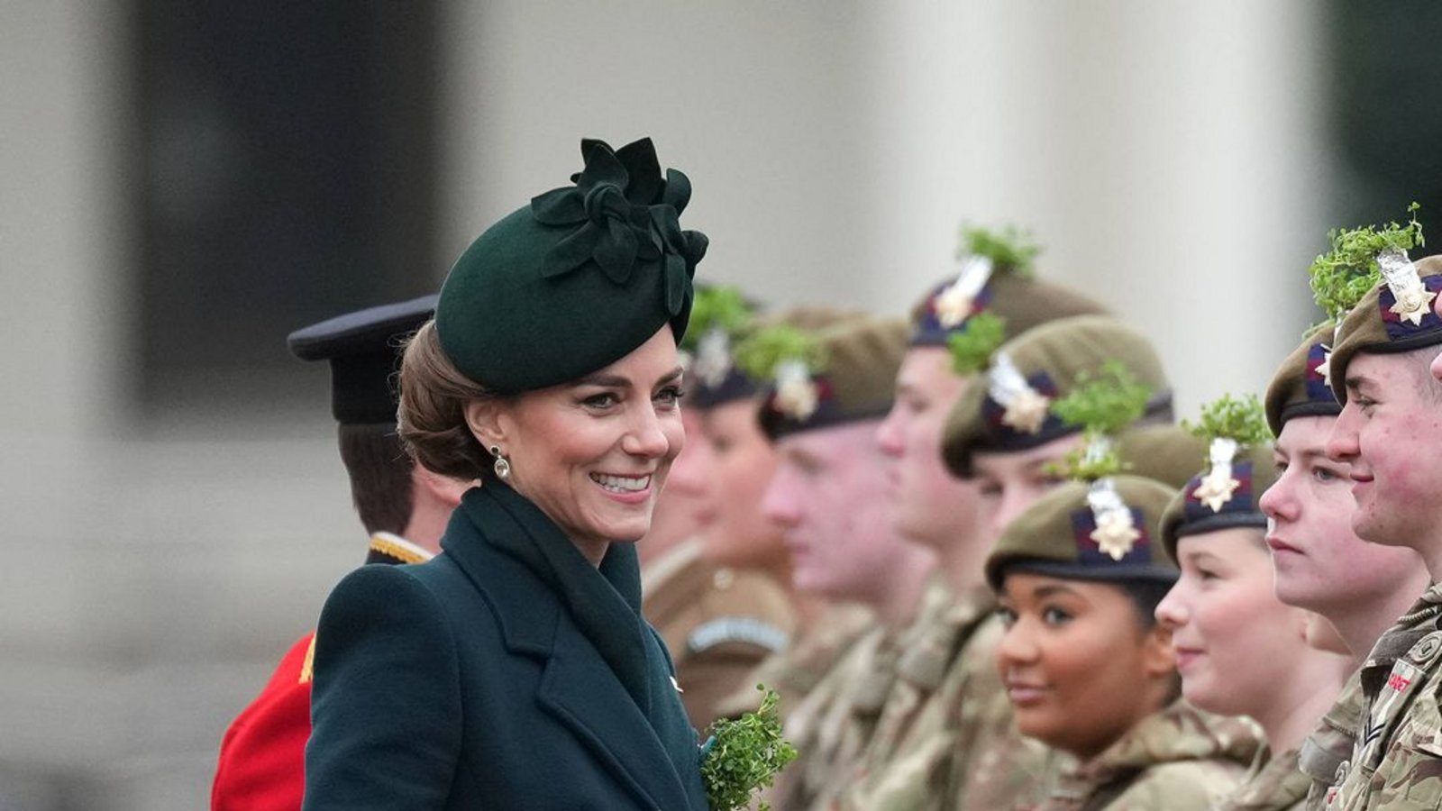 März: Grün muss sein am St. Patrick’s Day und Mäntel sind ohnehin eine Spezialität der Prinzessin – mit diesem flaschengrünen Exemplar aus dem Hause Alexander McQueen setzt Kate auf die richtige Karte. Chapeau fürs passende Hütchen!Foto: IMAGO/Spotlight Royal