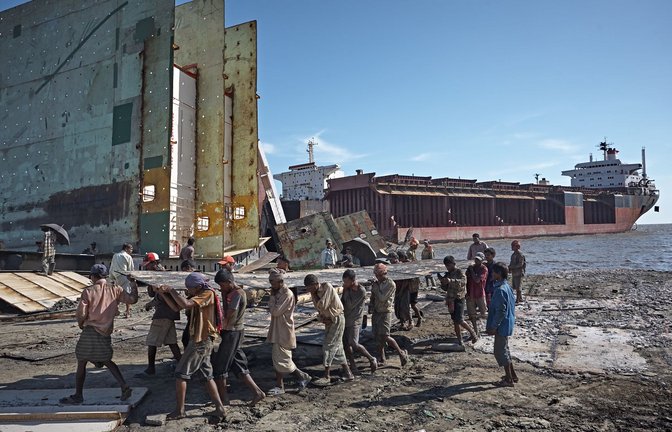 Auf einem sieben  Kilometer langen Strandabschnitt bei Faujdarhat etwa 15 Kilometer nordwestlich von Chittagong in Bangladesch  befinden sich eine der größten Abwrackwerften weltweit.<span class='image-autor'>Foto: Imago/Pond5 Images</span>