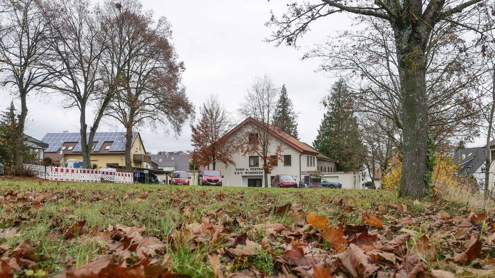 An der Friolzheimer Straße, neben der alten TSV-Halle, will die Gemeinde Wimsheim eine  Unterkunft für Geflüchtete bauen. Die Einrichtung soll 4,5 Millionen Euro kosten.Foto: Simon Granville