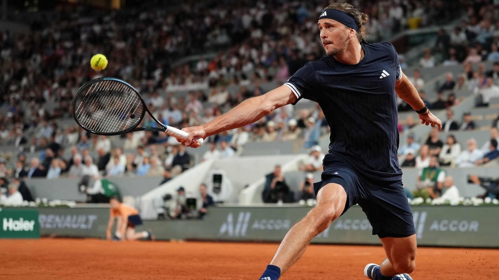 Alexander Zverev bei einem Rückhandschlag in der Defensive.Foto: Dimitar Dilkoff/AFP/dpa Alexander Zverev bei einem Rückhandschlag in der Defensive.Foto: Dimitar Dilkoff/AFP/dpa