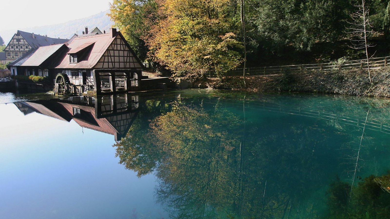 Tiefes Geheimnis: Wie ein blaugrünes Auge schaut der Blautopf aus den Tiefen der Erde heraus. Kein Wunder, dass dieser Eingang zu einem weit verzweigten, Kilometer langen Höhlensystem eine Quelle für Mythen und Märchen ist. So wie Eduard Mörikes „Historie von der schönen Lau“, die erzählt, wie eine vom Ehemann in den Blautopf verbannte Wassernixe das Lachen wieder lernt.Foto: Stadt Blaubeuren/Matthias Hangst Tiefes Geheimnis: Wie ein blaugrünes Auge schaut der Blautopf aus den Tiefen der Erde heraus. Kein Wunder, dass dieser Eingang zu einem weit verzweigten, Kilometer langen Höhlensystem eine Quelle für Mythen und Märchen ist. So wie Eduard Mörikes „Historie von der schönen Lau“, die erzählt, wie eine vom Ehemann in den Blautopf verbannte Wassernixe das Lachen wieder lernt.Foto: Stadt Blaubeuren/Matthias Hangst