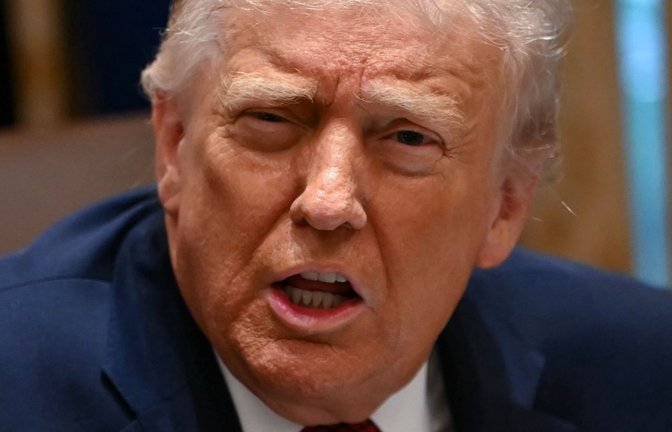 Das Weiße Haus erklärt Trumps Pflaster an der rechten Hand mit seinem vielen Händeschütteln (Archivfoto).<span class='image-autor'>Foto: AFP/ANDREW CABALLERO-REYNOLDS</span>