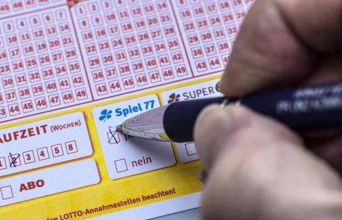Das Kreuzchen beim Spiel 77 bescherte dem Glückspilz den Millionengewinn.<span class='image-autor'>Foto: imago images/Arnulf Hettrich</span>