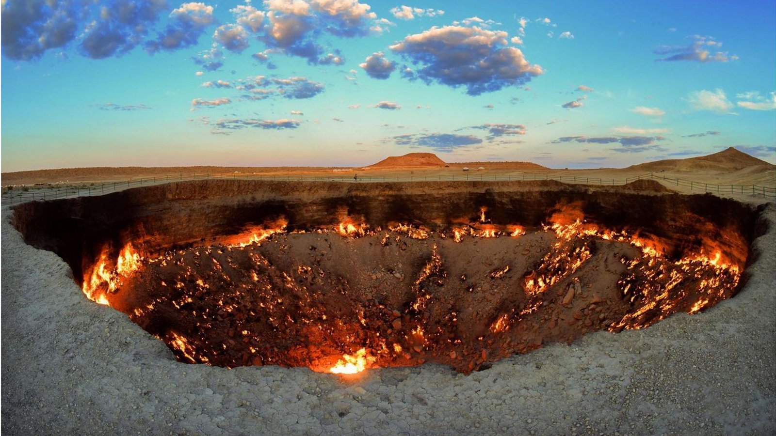 Weder der griechische Hades noch Dantes Inferno: Das turkmenische „Tor zur Hölle“ ist ein seit 52 Jahren in Flammen stehendes, brennendes Erdgasloch.Foto: Imago/Pond5 Images Weder der griechische Hades noch Dantes Inferno: Das turkmenische „Tor zur Hölle“ ist ein seit 52 Jahren in Flammen stehendes, brennendes Erdgasloch.Foto: Imago/Pond5 Images