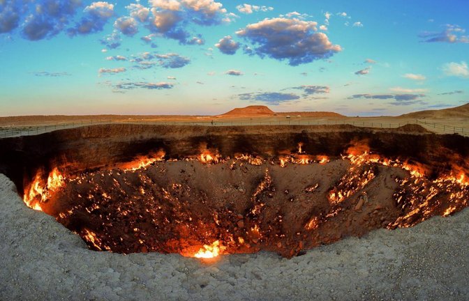 Weder der griechische Hades noch Dantes Inferno: Das turkmenische „Tor zur Hölle“  ist  ein seit 52 Jahren in Flammen stehendes, brennendes Erdgasloch.<span class='image-autor'>Foto: Imago/Pond5 Images</span>