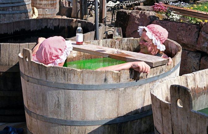 Baden im Zuber: Ob die Kostümierung mit Ringelanzug und Rüschenhaube die Entspannung verstärkt, ist nicht erwiesen.<span class='image-autor'>Foto: Joshua Kocher</span>