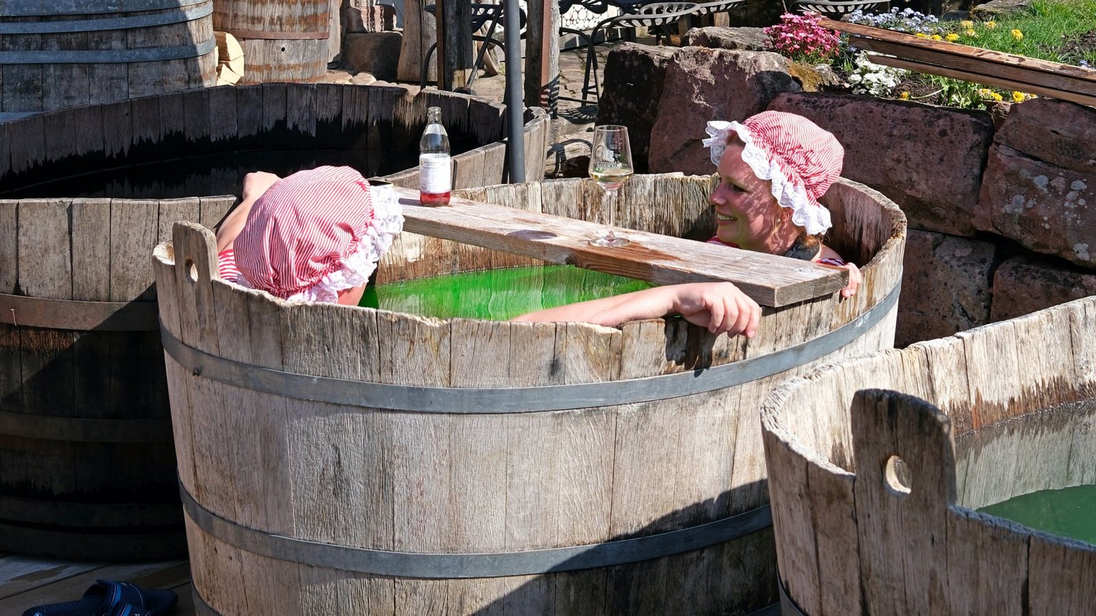 Baden im Zuber: Ob die Kostümierung mit Ringelanzug und Rüschenhaube die Entspannung verstärkt, ist nicht erwiesen.Foto: Joshua Kocher Baden im Zuber: Ob die Kostümierung mit Ringelanzug und Rüschenhaube die Entspannung verstärkt, ist nicht erwiesen.Foto: Joshua Kocher