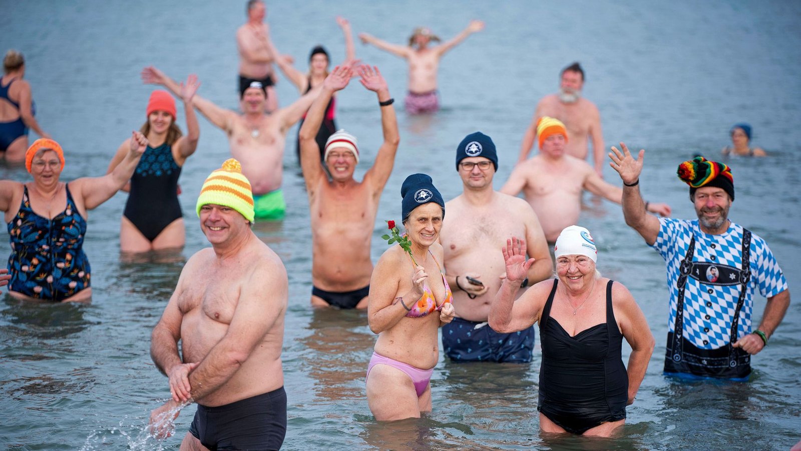 Freuen sich auch auf das neue Jahr: Schwimmer beim Silvesterbad in Rostock Warnemünde.Foto: dpa /Frank Hormann Freuen sich auch auf das neue Jahr: Schwimmer beim Silvesterbad in Rostock Warnemünde.Foto: dpa /Frank Hormann