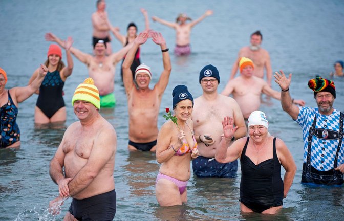 Freuen sich auch auf das neue Jahr: Schwimmer beim Silvesterbad in Rostock Warnemünde.<span class='image-autor'>Foto: dpa     /Frank Hormann</span>