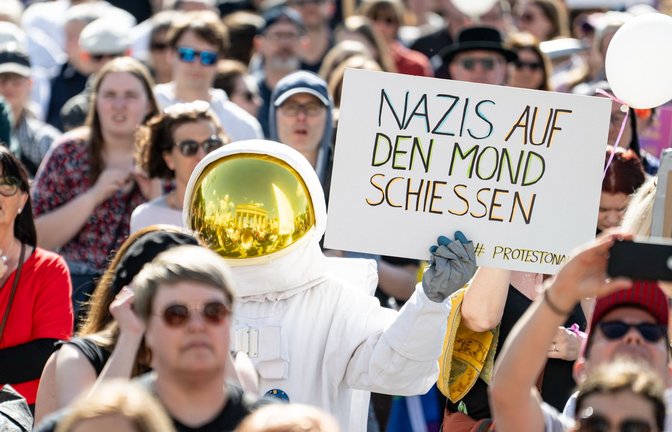 Nach der Hochstufung der AfD demonstrierten deutschlandweit Menschen für ein AfD-Verbot.<span class='image-autor'>Foto: Fabian Sommer/dpa</span>