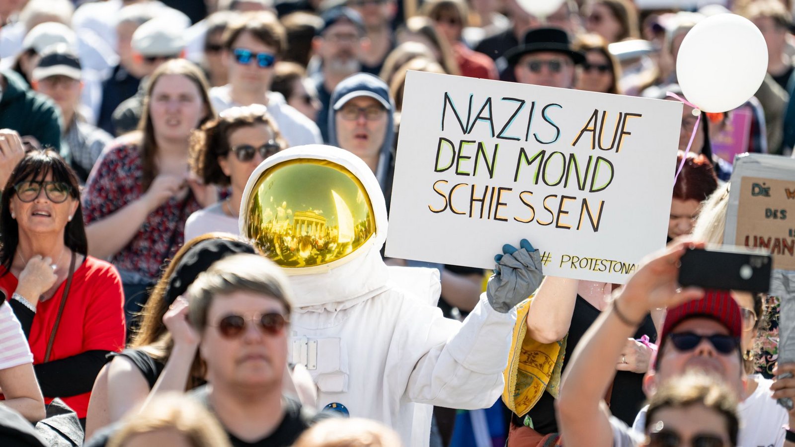 Nach der Hochstufung der AfD demonstrierten deutschlandweit Menschen für ein AfD-Verbot.Foto: Fabian Sommer/dpa Nach der Hochstufung der AfD demonstrierten deutschlandweit Menschen für ein AfD-Verbot.Foto: Fabian Sommer/dpa
