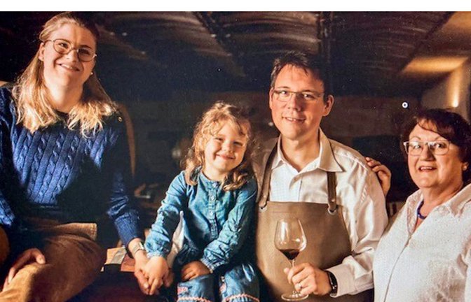 Ein Familienporträt: Stéphanie de Longueville und Markus Drautz mit ihrer Tochter und der Oma im Barriquekeller des Weinguts.<span class='image-autor'>Foto: Weingut Drautz-Able</span>