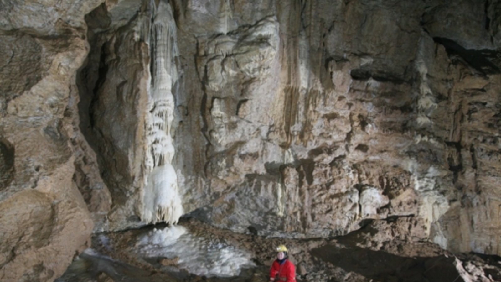 Petra Boldt im Nordgang der Vetterhöhle vor meterhohen Sinter.Foto: Markus Boldt/HvB Petra Boldt im Nordgang der Vetterhöhle vor meterhohen Sinter.Foto: Markus Boldt/HvB