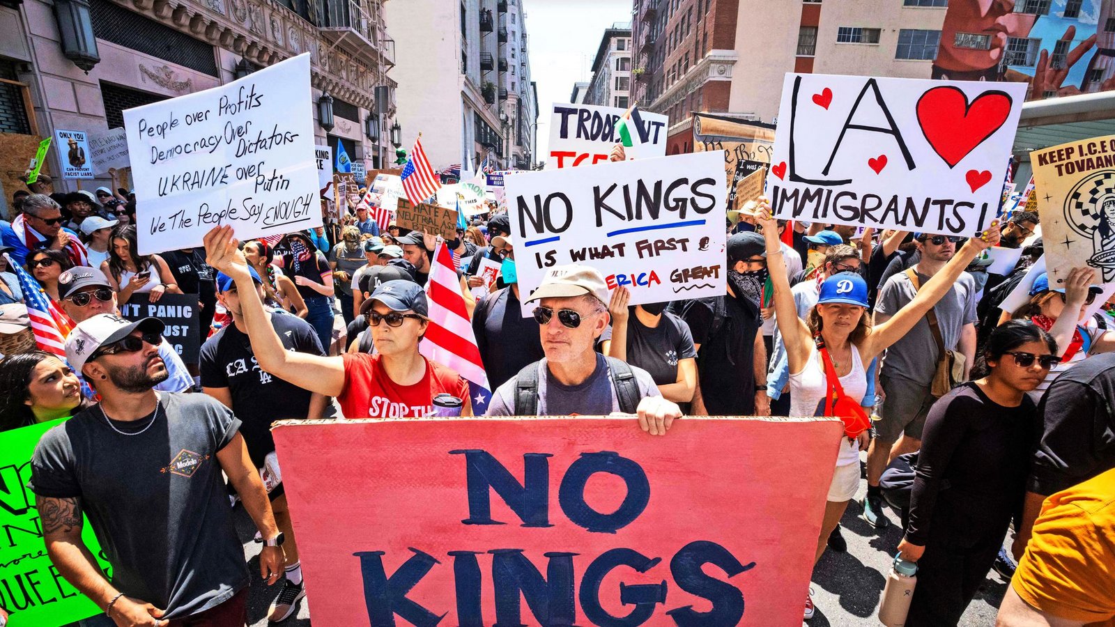 „No Kings“, keine Könige – das ist das Motto der Demonstranten, nicht nur in Los Angeles.Foto: AFP/Ringo Chiu „No Kings“, keine Könige – das ist das Motto der Demonstranten, nicht nur in Los Angeles.Foto: AFP/Ringo Chiu
