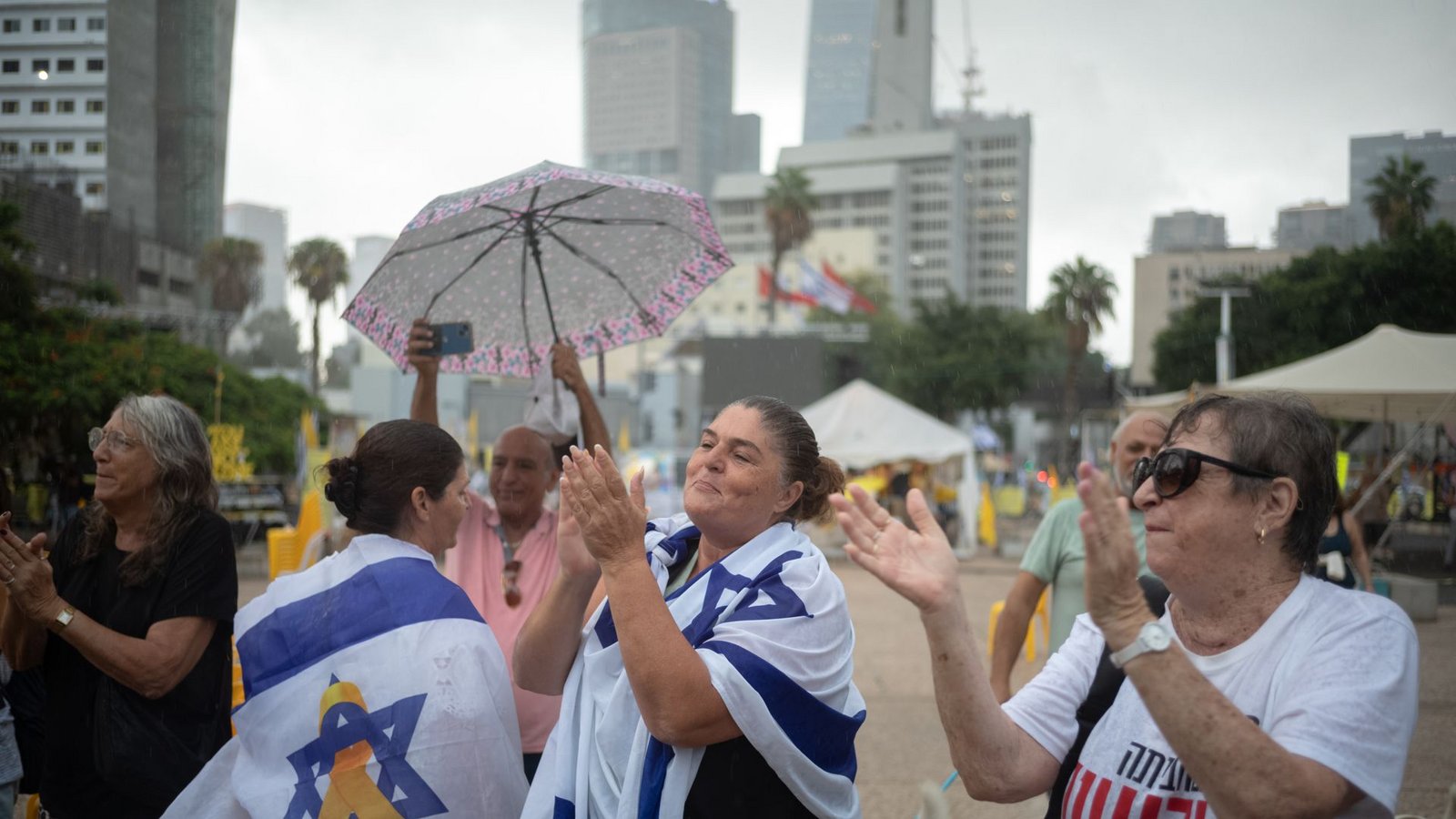 Menschen versammeln sich auf dem Geiselplatz in Tel Aviv, um das Waffenstillstandsabkommen zu feiern. (Archivbild)Foto: Ilia Yefimovich/dpa Menschen versammeln sich auf dem Geiselplatz in Tel Aviv, um das Waffenstillstandsabkommen zu feiern. (Archivbild)Foto: Ilia Yefimovich/dpa