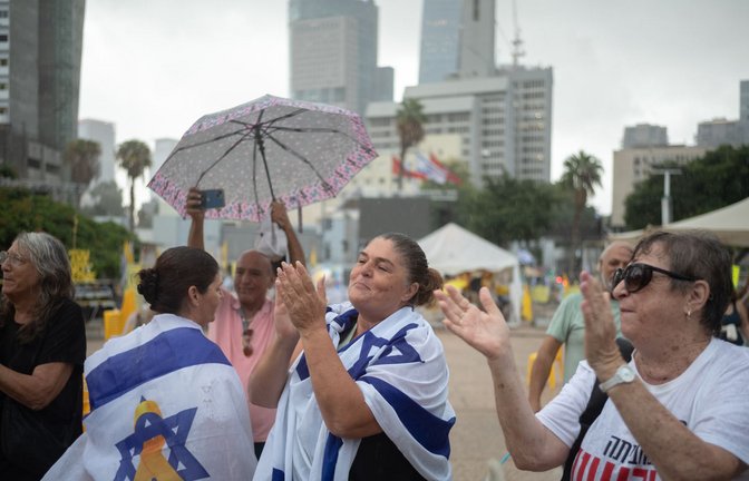 Menschen versammeln sich auf dem Geiselplatz in Tel Aviv, um das Waffenstillstandsabkommen zu feiern. (Archivbild)<span class='image-autor'>Foto: Ilia Yefimovich/dpa</span>